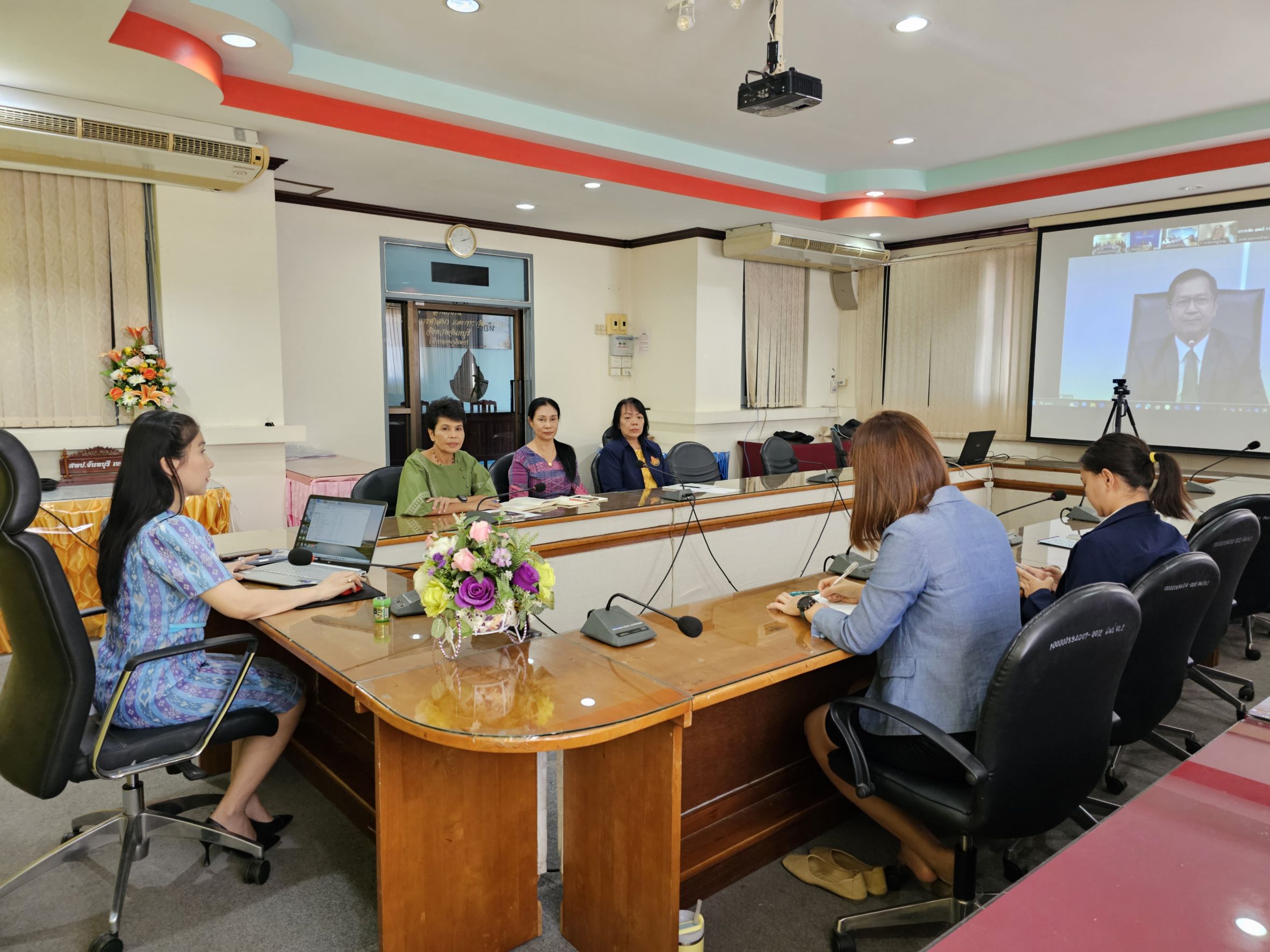 ประชุมการนำฐานข้อมูลรายบุคคลของเด็กนอกระบบการศึกษาและเด็กตกหล่น เพื่อติดตามค้นหาและนำกลับเข้าสู่ระบบการศึกษา